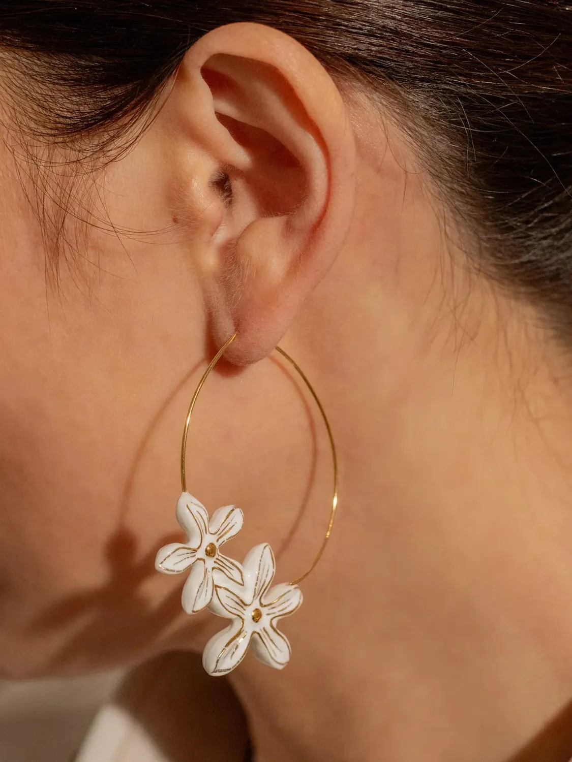 Nach Bijoux grandes créoles fleurs d'Erine blanche porcelaine 45 mm