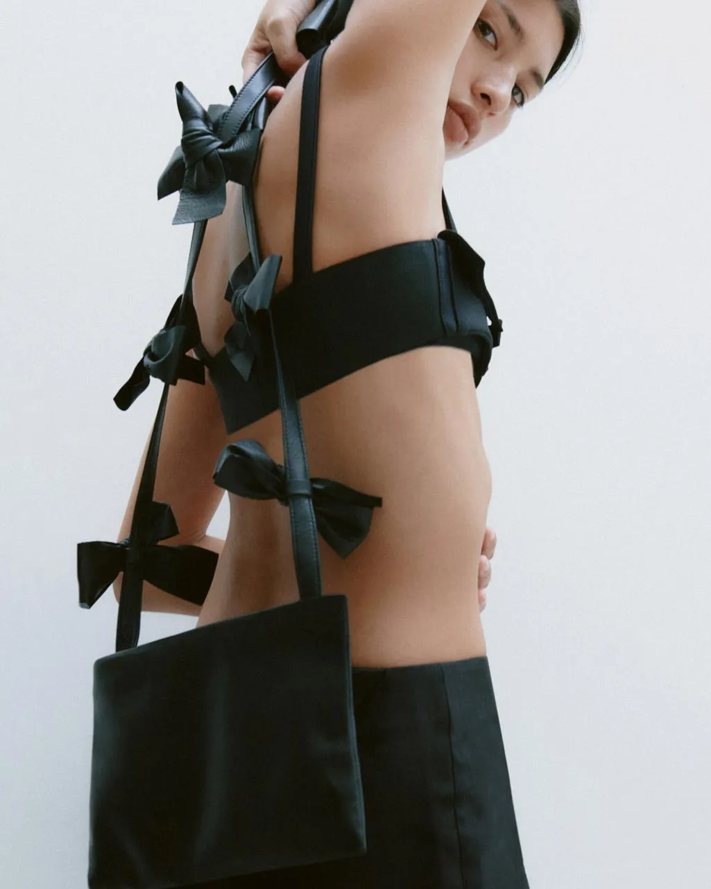 Completedworks The Bows II sac bandoulière cuir noir