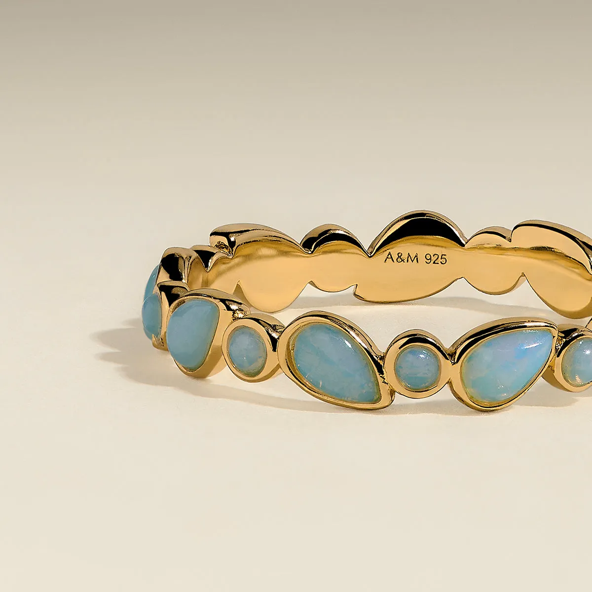 Astrid & Miyu Opal Bezel Band bague dorée opales