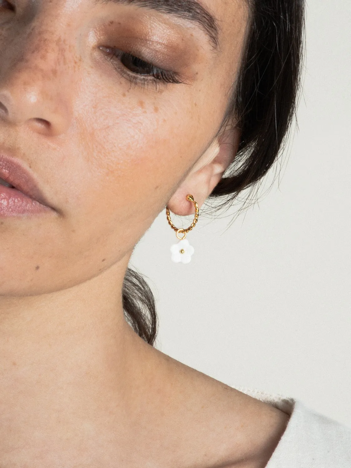 Nach Bijoux Mini créole fleur blanche boucle à l'unité dorée