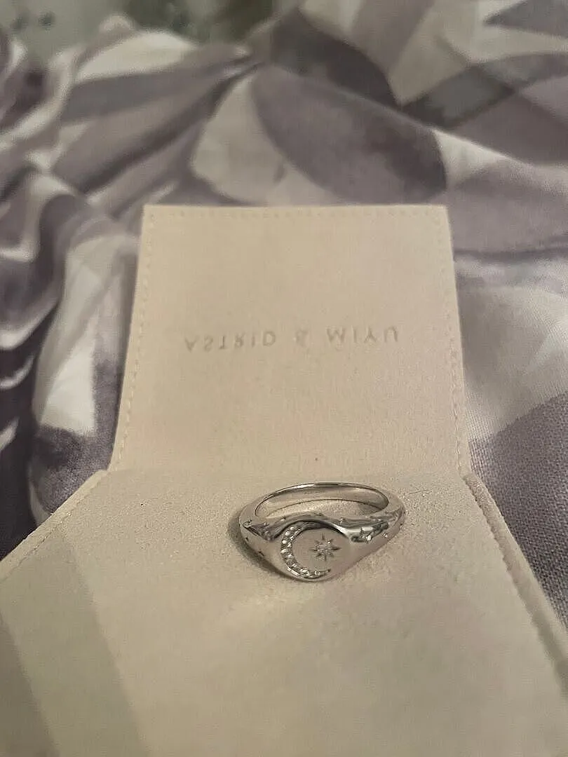 Astrid & Miyu Cosmic Signet Ring bague argentée
