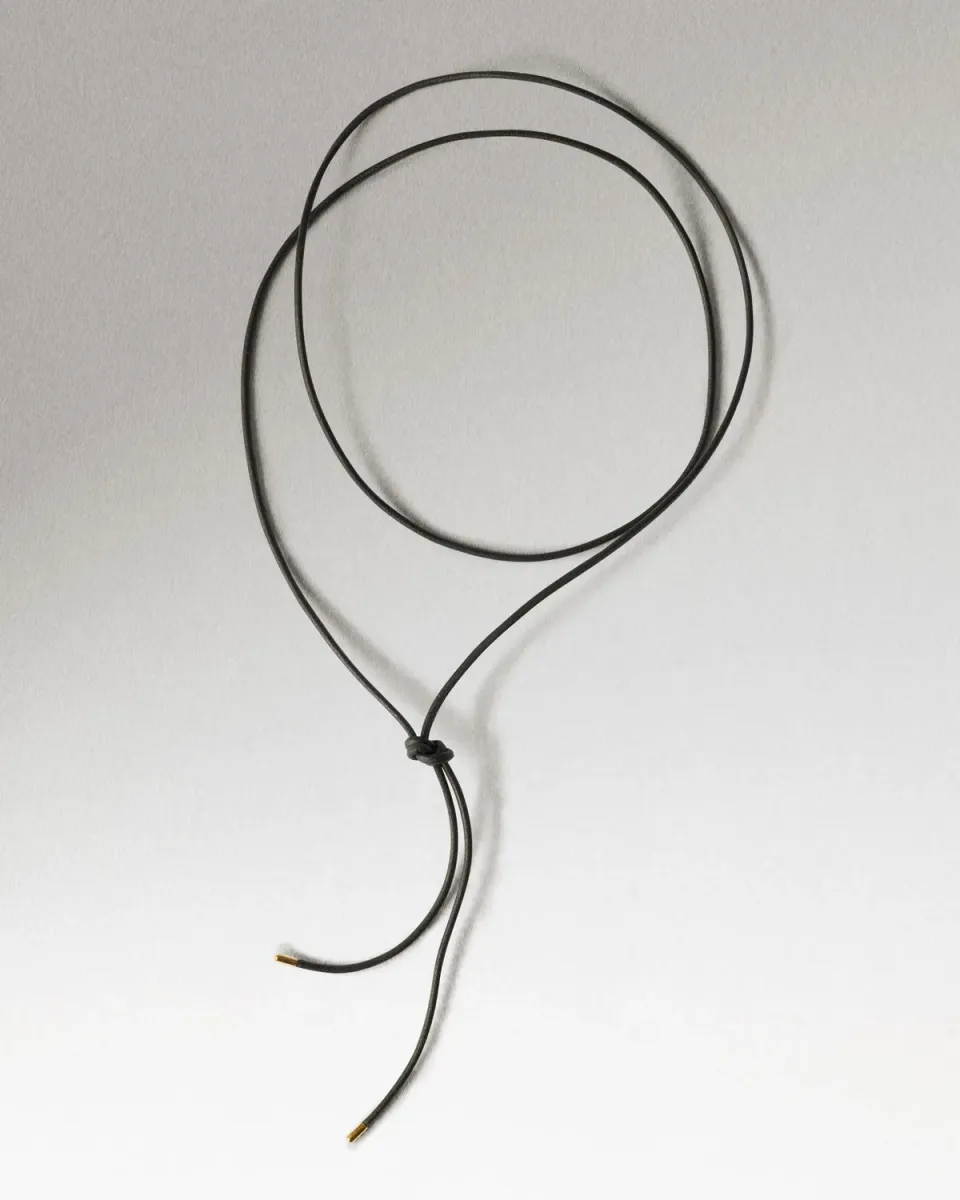 PDPAOLA Dana collier cuir 95 cm à breloques doré
