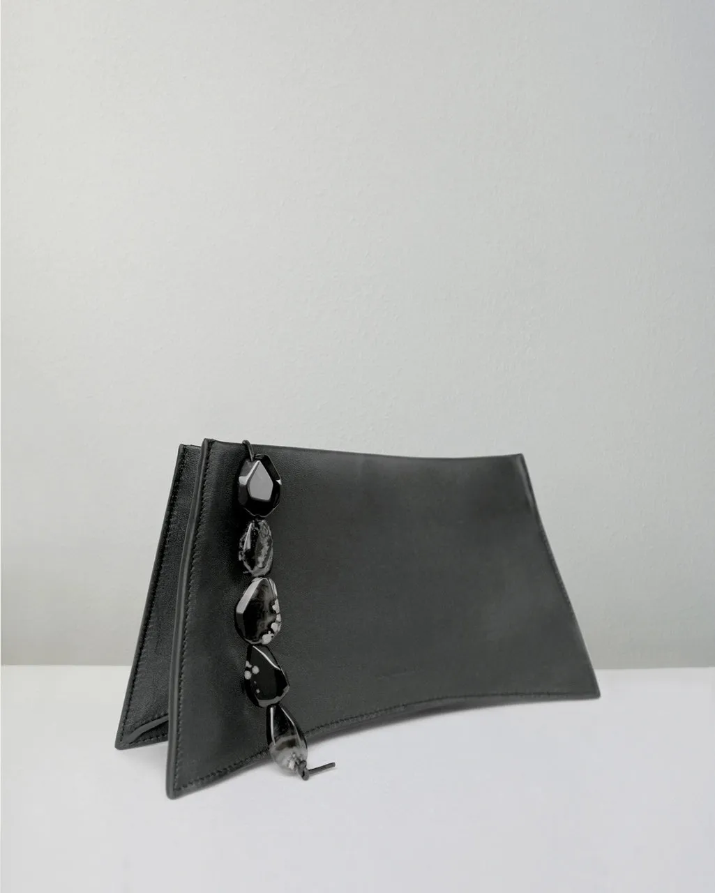 Completedworks Rough Stone pochette cuir agate noire