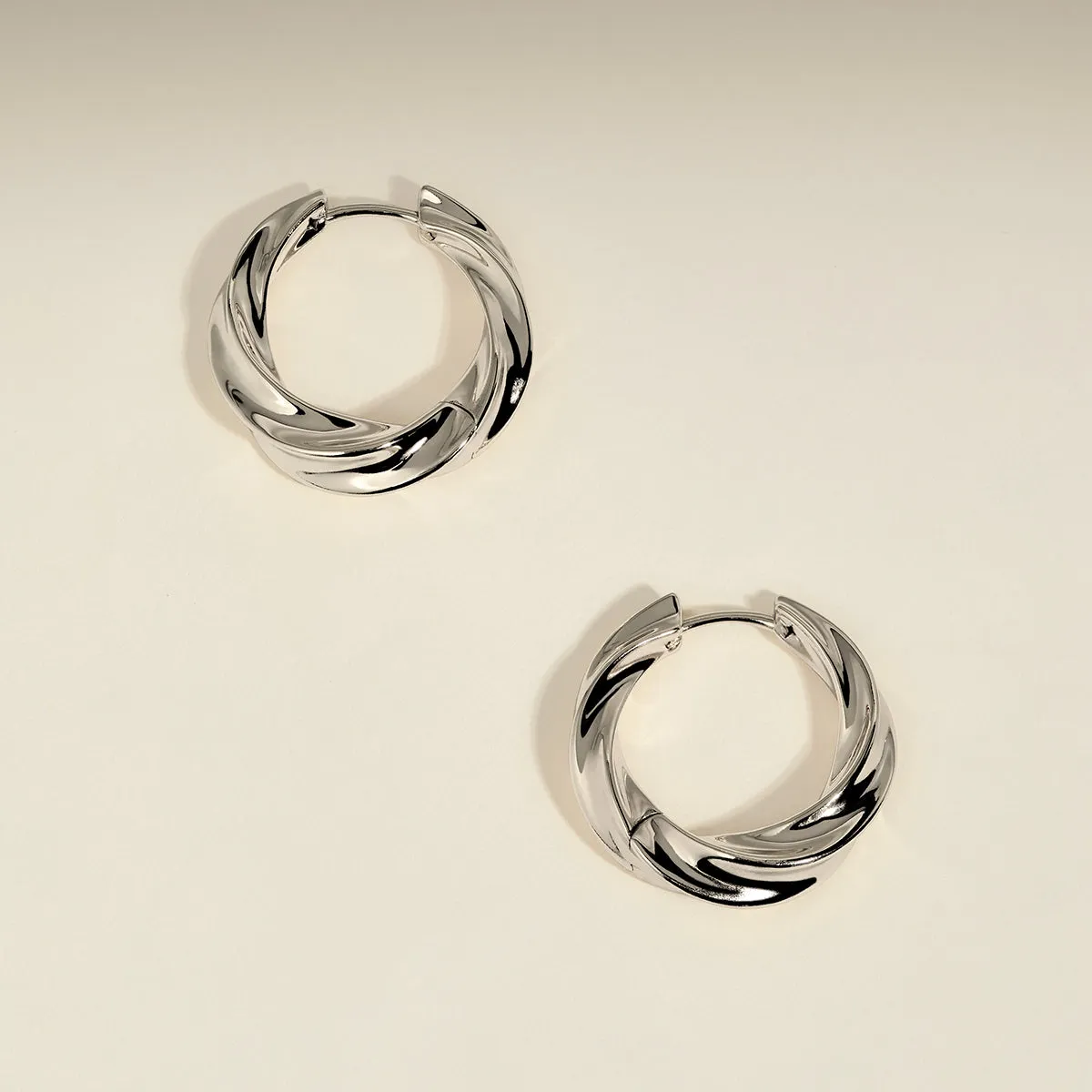 Astrid & Miyu Cosmic Twist Large créoles argent torsadé