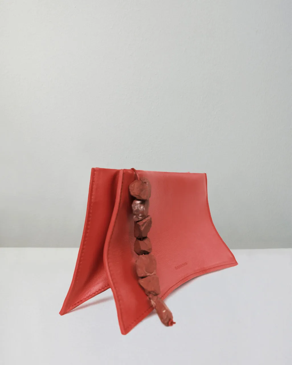 Completedworks The Rough Stone pochette cuir rouge pierre