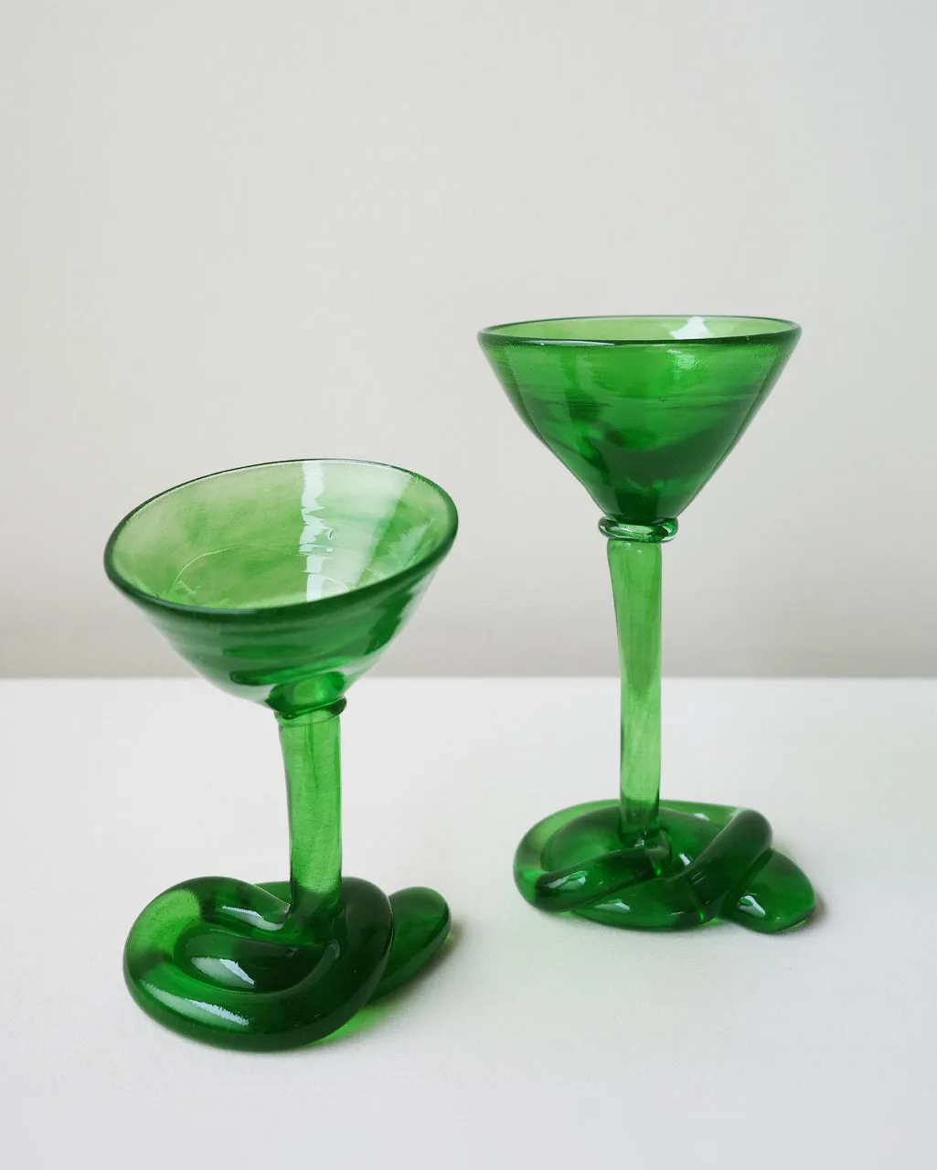Completedworks Thaw verre à martini verre recyclé vert