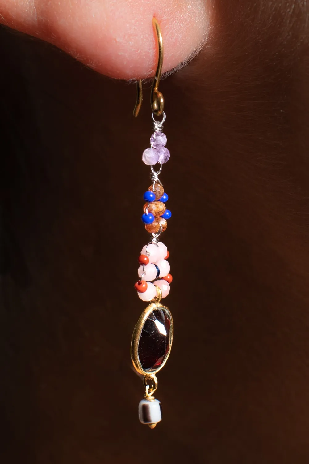Le Fourbi de Capucine P21 boucles d'oreilles longues grenat