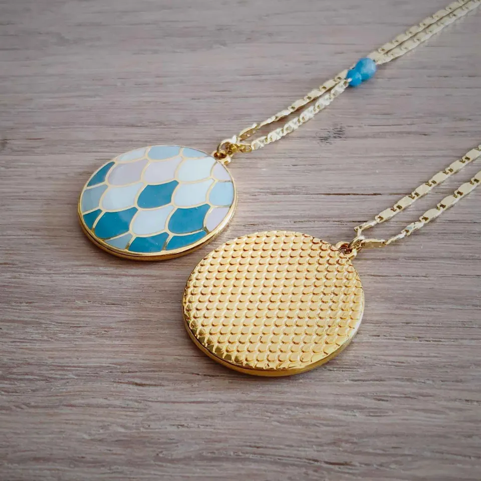 Nao de Paris Plumage sautoir doré médaille bleue 89 cm