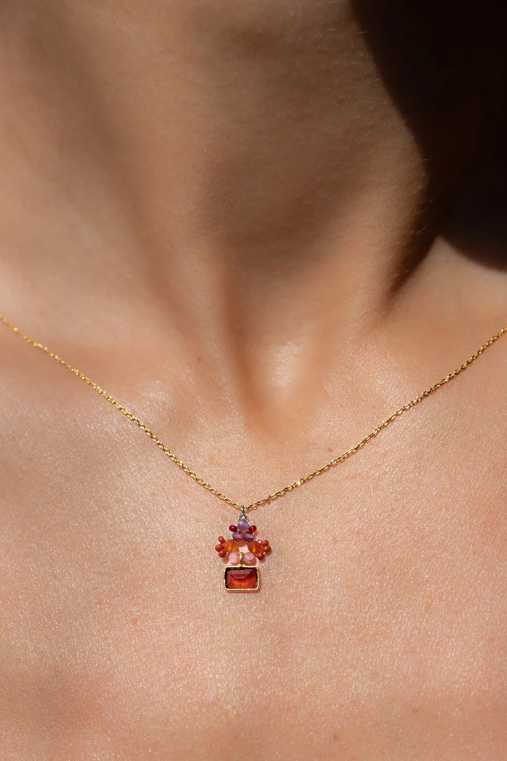 Le Fourbi de Capucine P45 collier laiton doré améthyste grenat