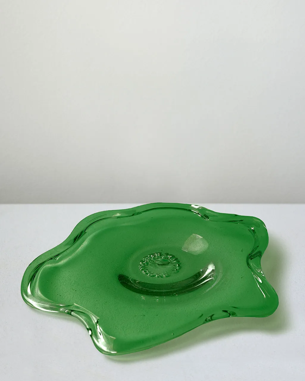Completedworks Pond assiette moyenne vert feuille verre recyclé