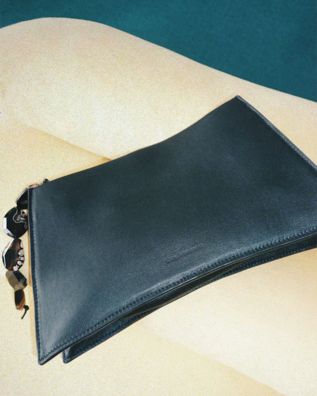 Completedworks Rough Stone pochette cuir agate noire