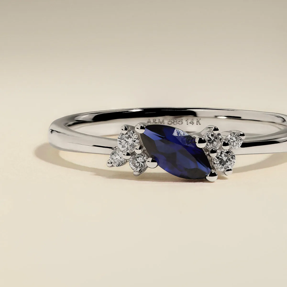 Astrid & Miyu Milestone bague or blanc saphir septembre