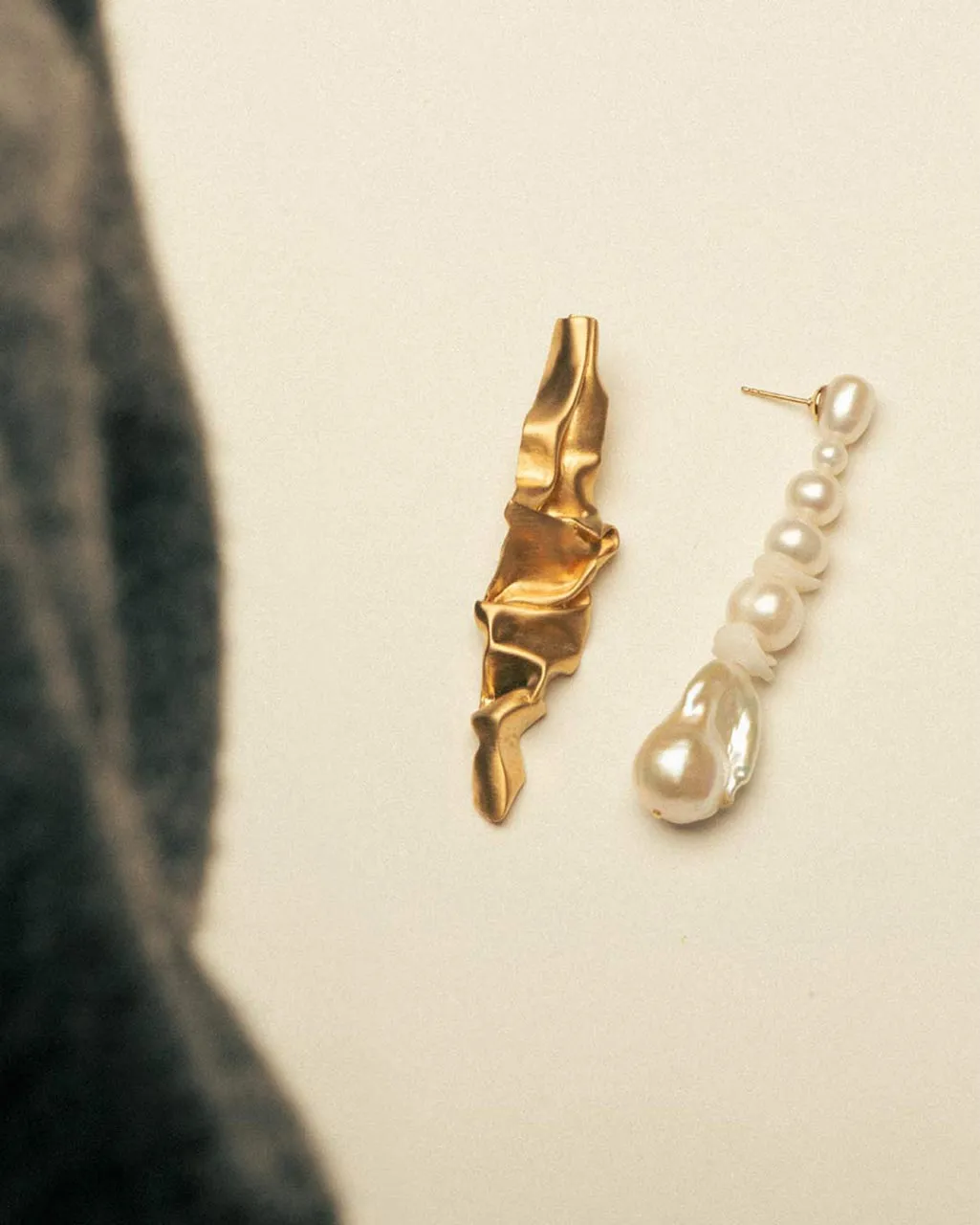 Completedworks Crumple boucles perle céramique vermeil