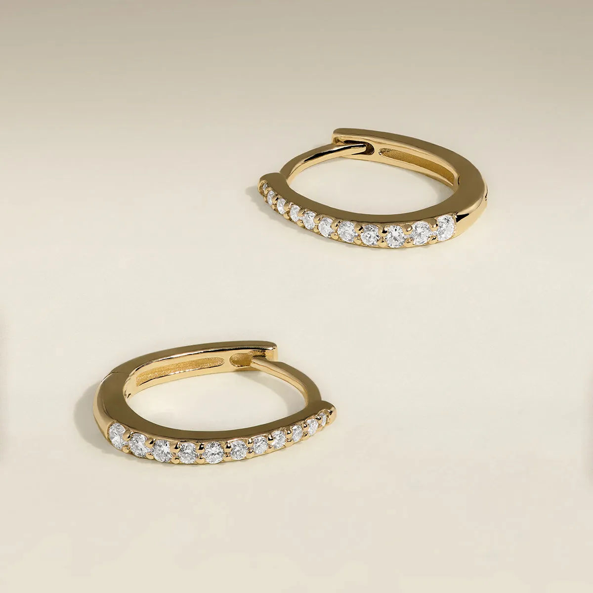 Astrid & Miyu Pavé Huggies boucles diamant or massif
