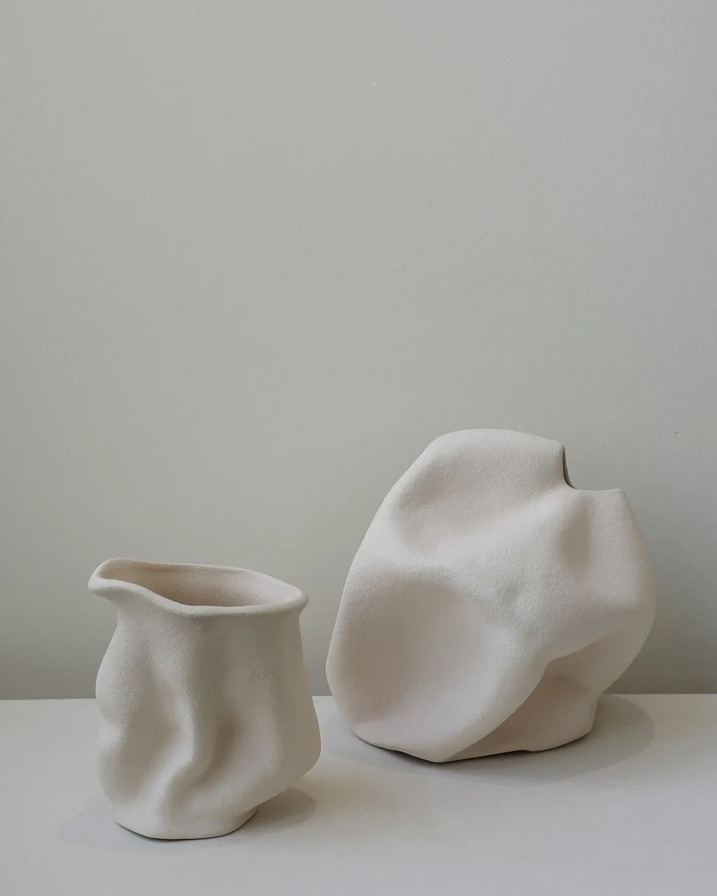 Completedworks Goliath grand vase céramique beige texturé