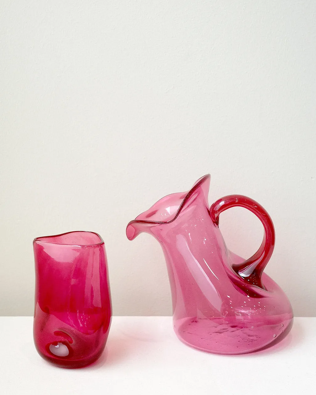 Completedworks Thaw carafe verre recyclé magenta grand modèle