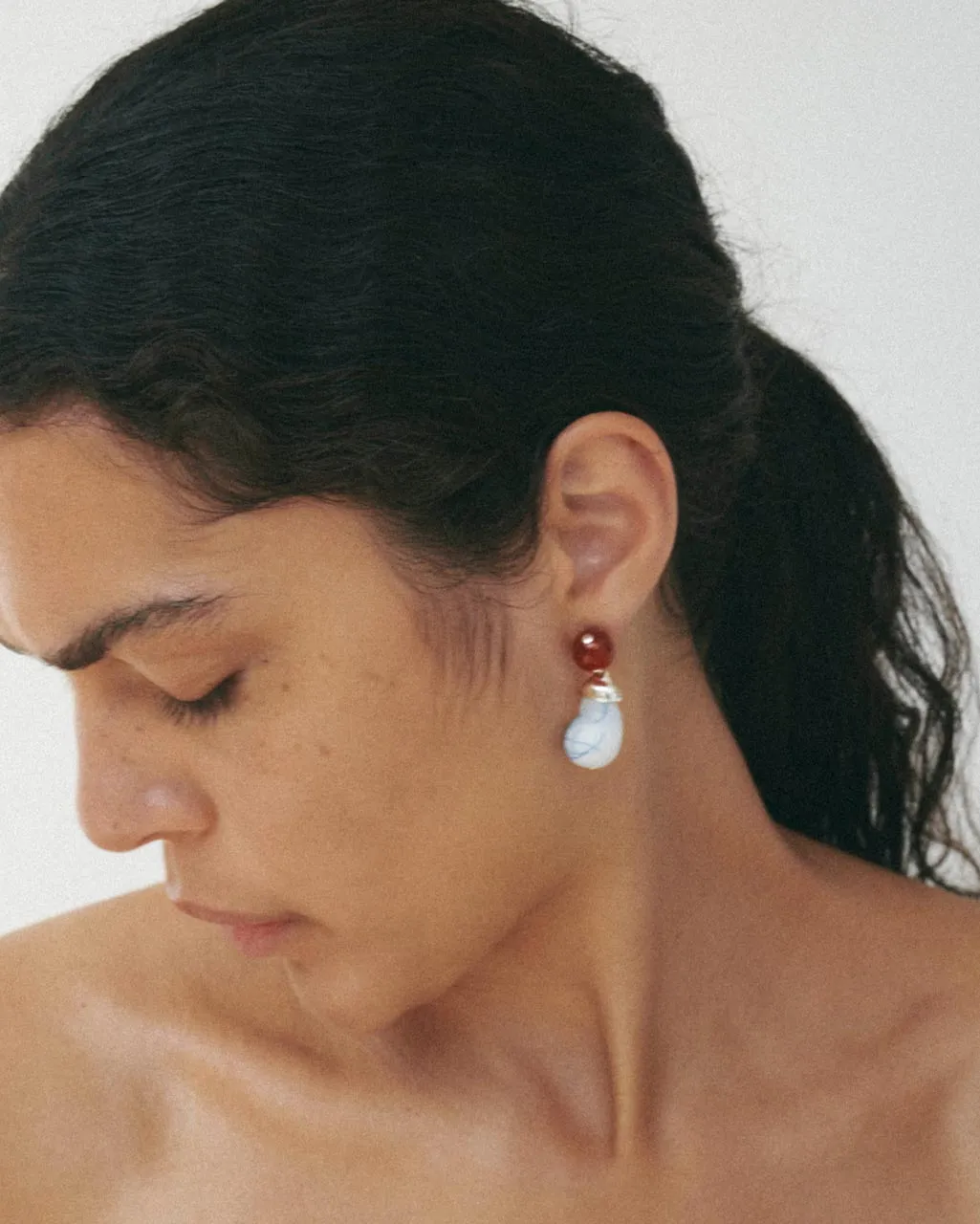 Completedworks Beak boucles d’oreilles agate résine bleue