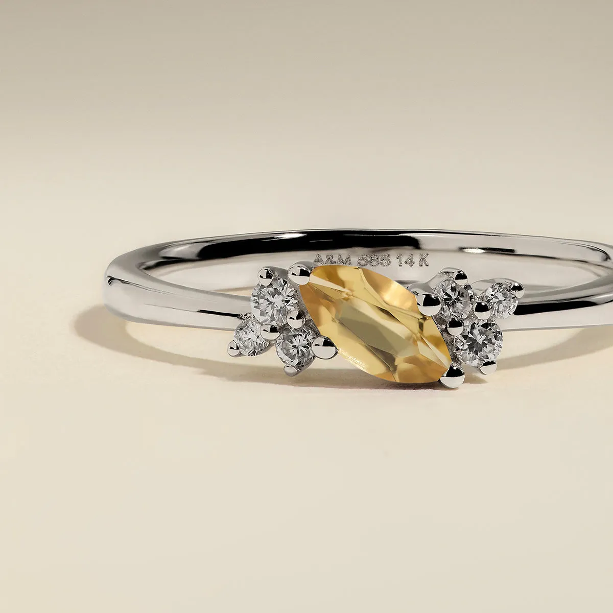 Astrid & Miyu Milestone Citrine November bague or blanc marquise