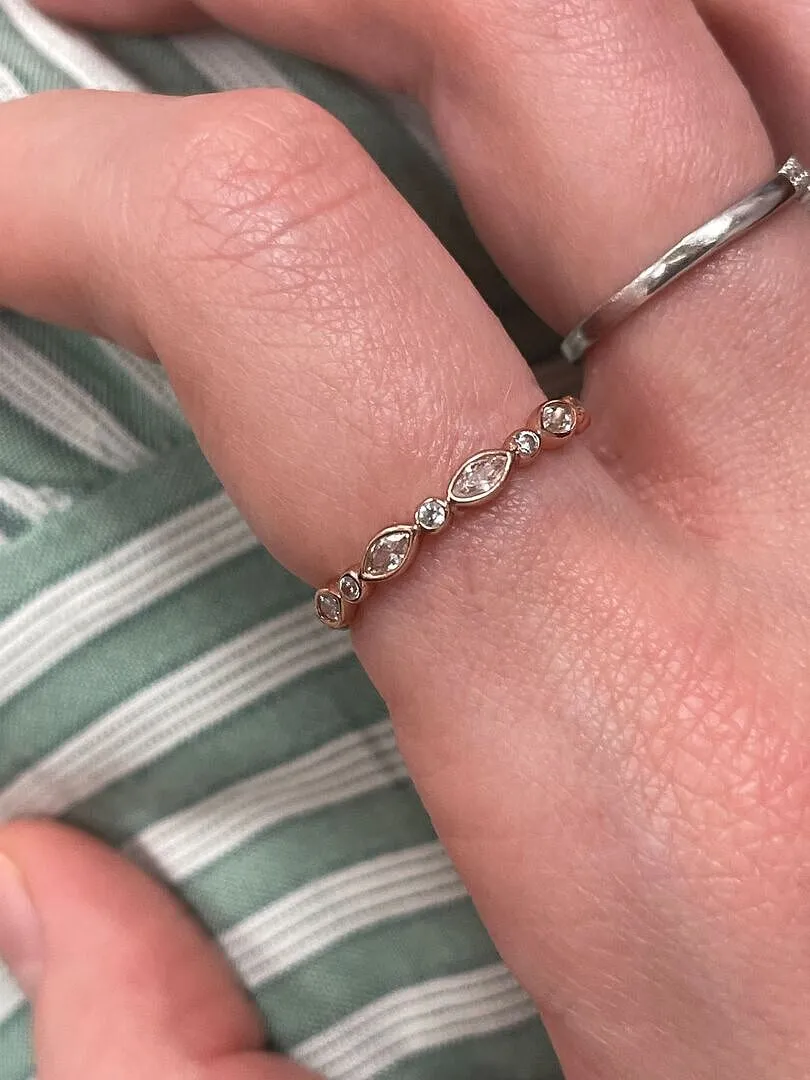 Astrid & Miyu Navette Crystal Band bague or rose cristal