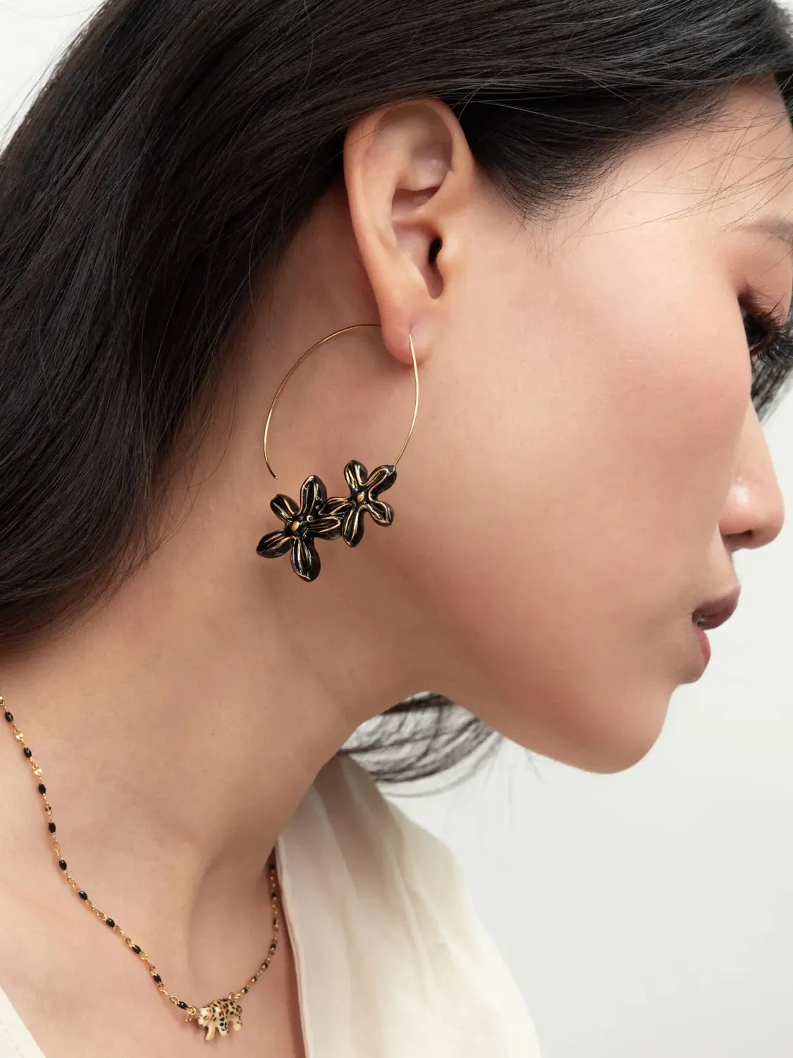 Nach Bijoux Erine grandes créoles fleurs porcelaine noires
