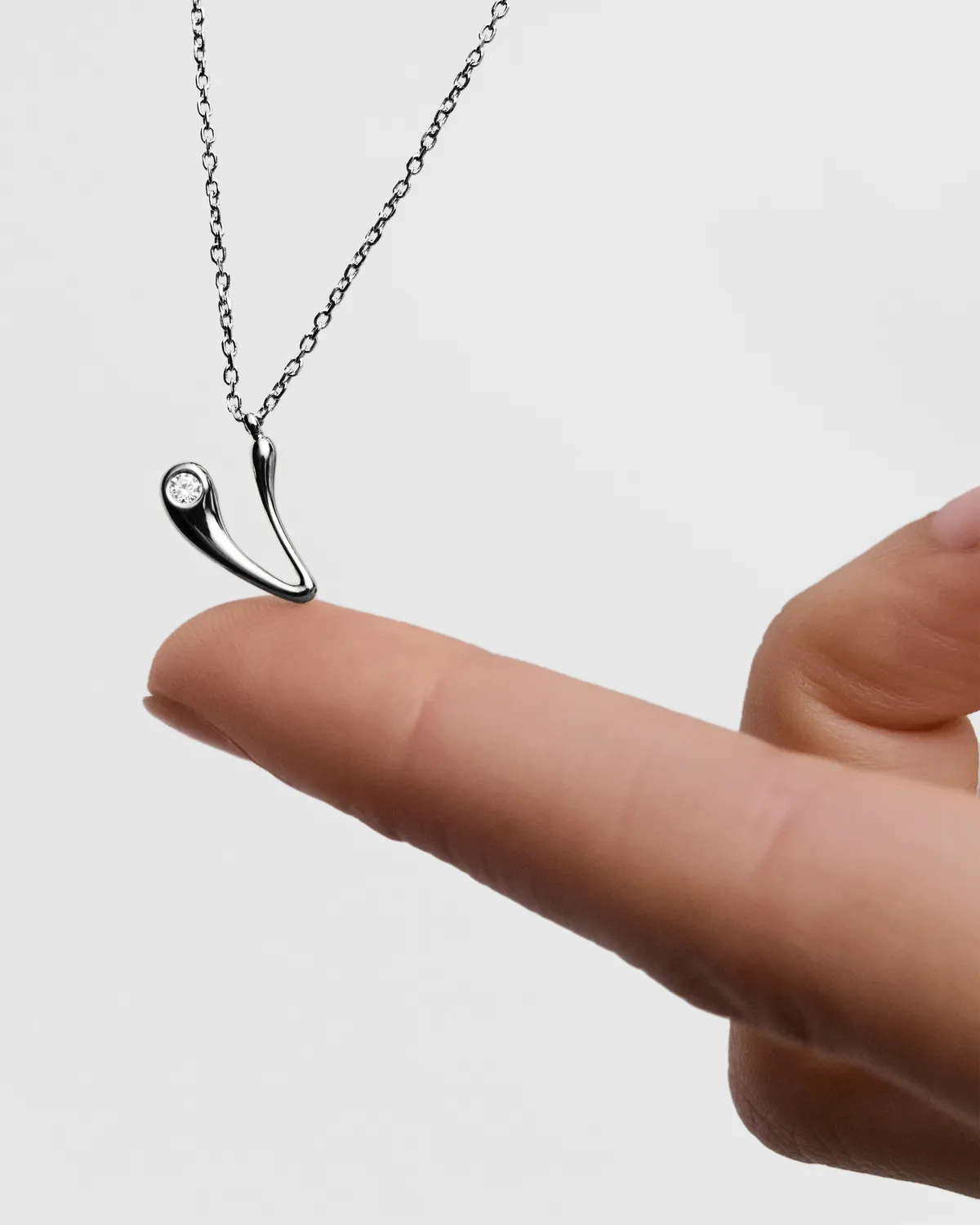 PDPAOLA V Initial collier lettre V argent