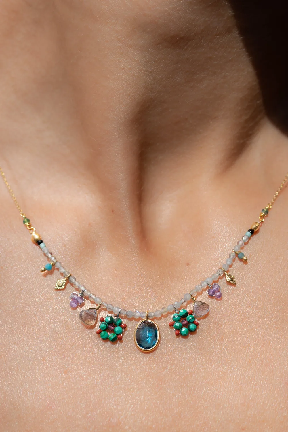 Le Fourbi de Capucine P3 collier pierres multicolores 40 cm