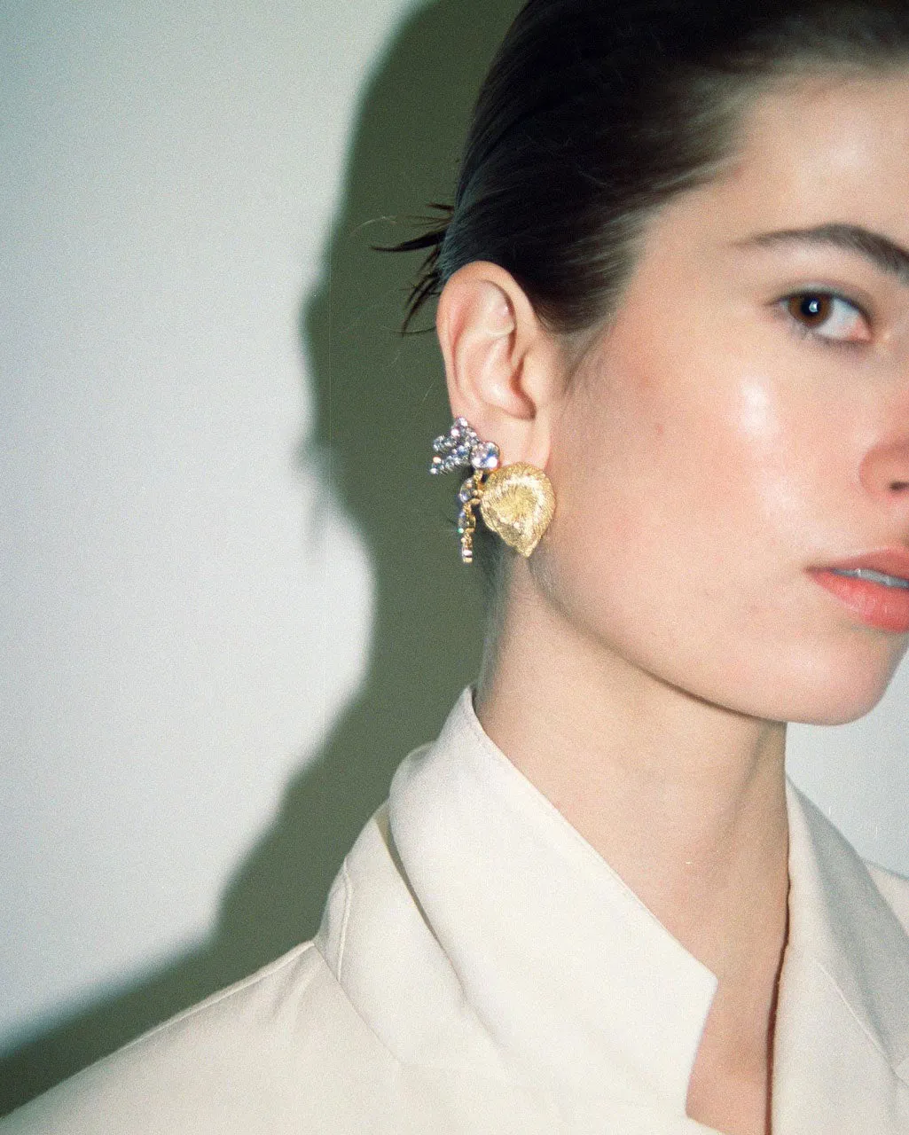 Completedworks Light of the Past II boucles d'oreilles zircone doré