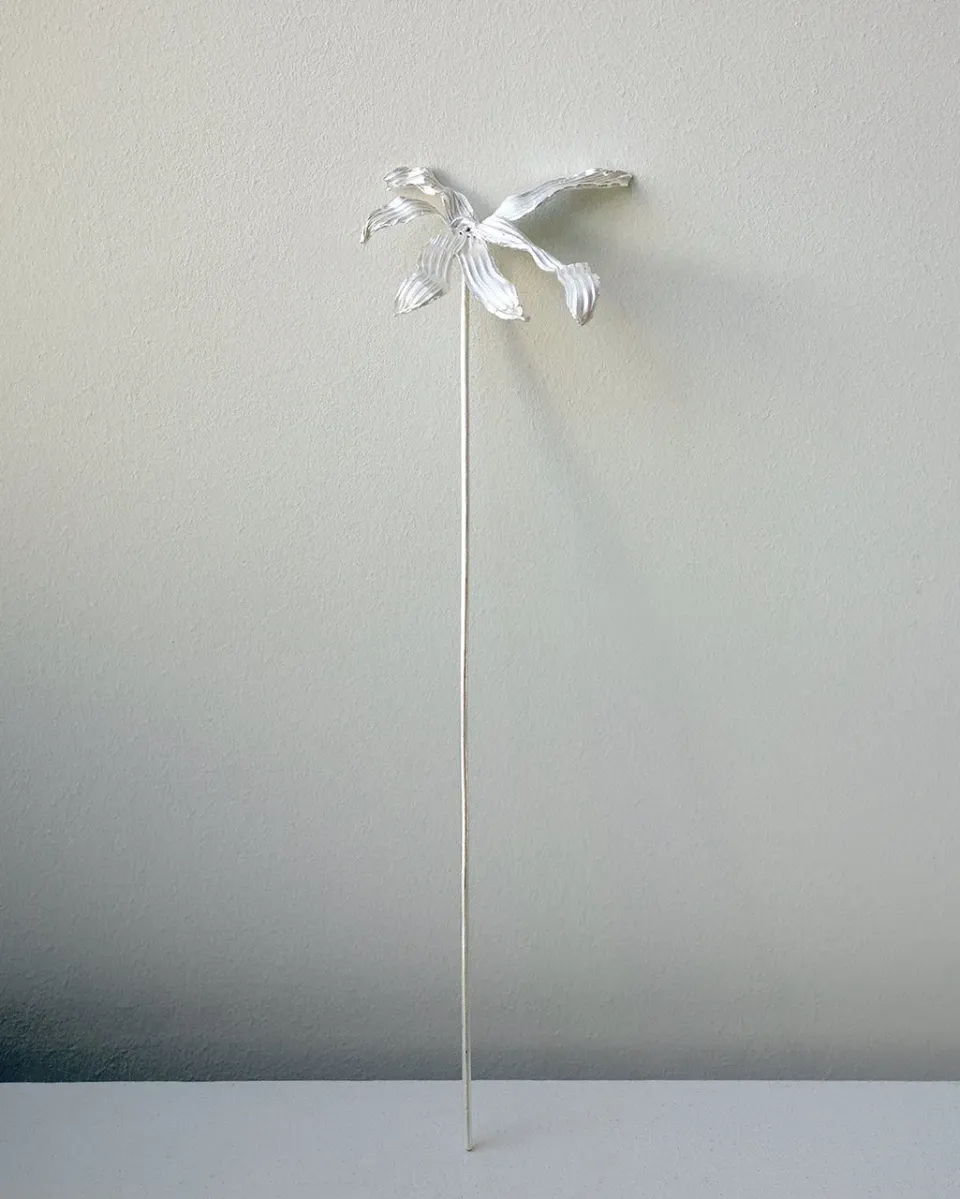 Completedworks The Ebb ornement fleur argent