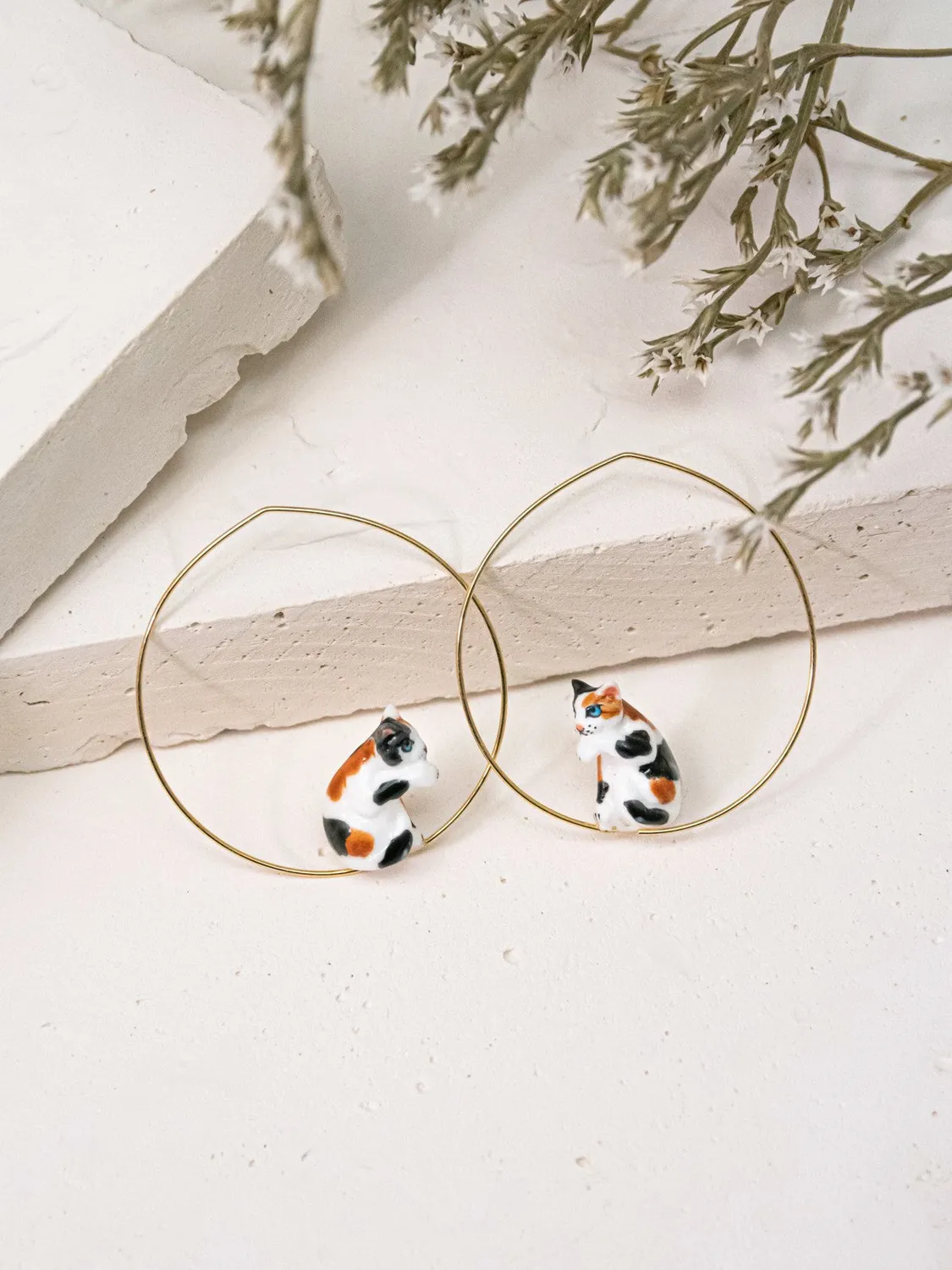 Nach Bijoux Moyennes créoles chat assis boucles d'oreilles porcelaine