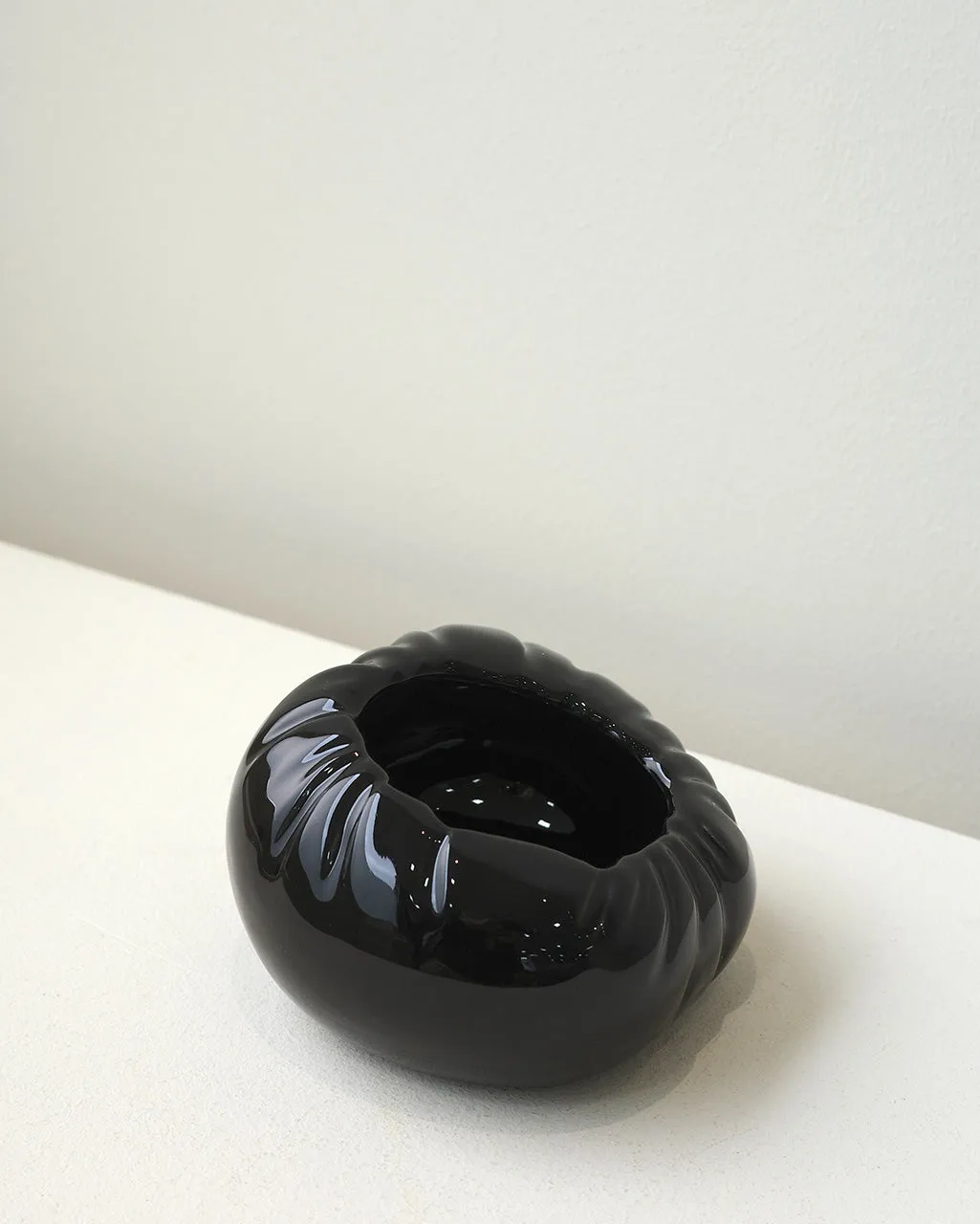 Completedworks Croissant Small Bowl bol noir céramique brillante