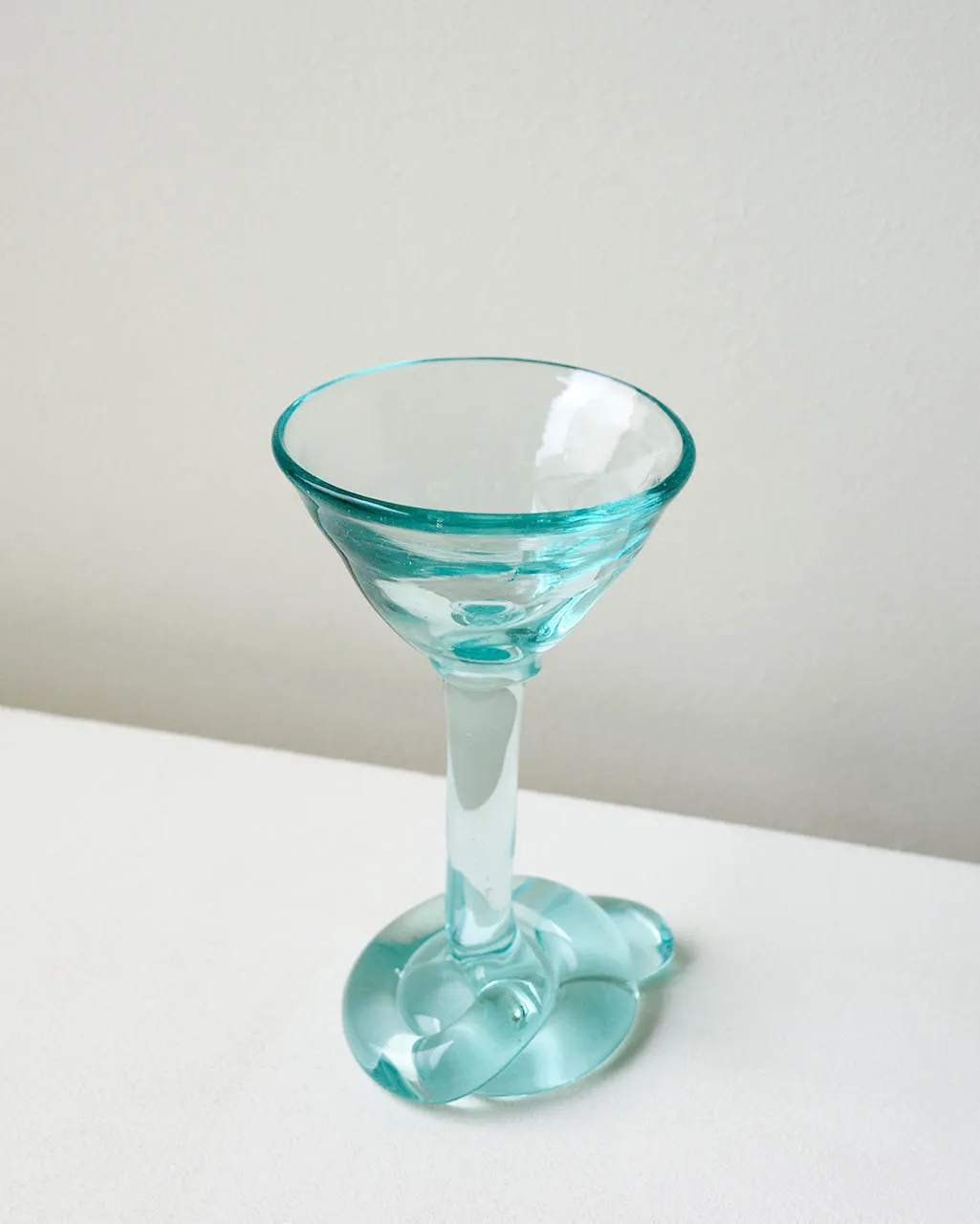 Completedworks Thaw verre à martini bleu verre recyclé