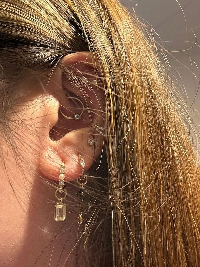 Astrid & Miyu White Topaz Ear Chain boucles or massif