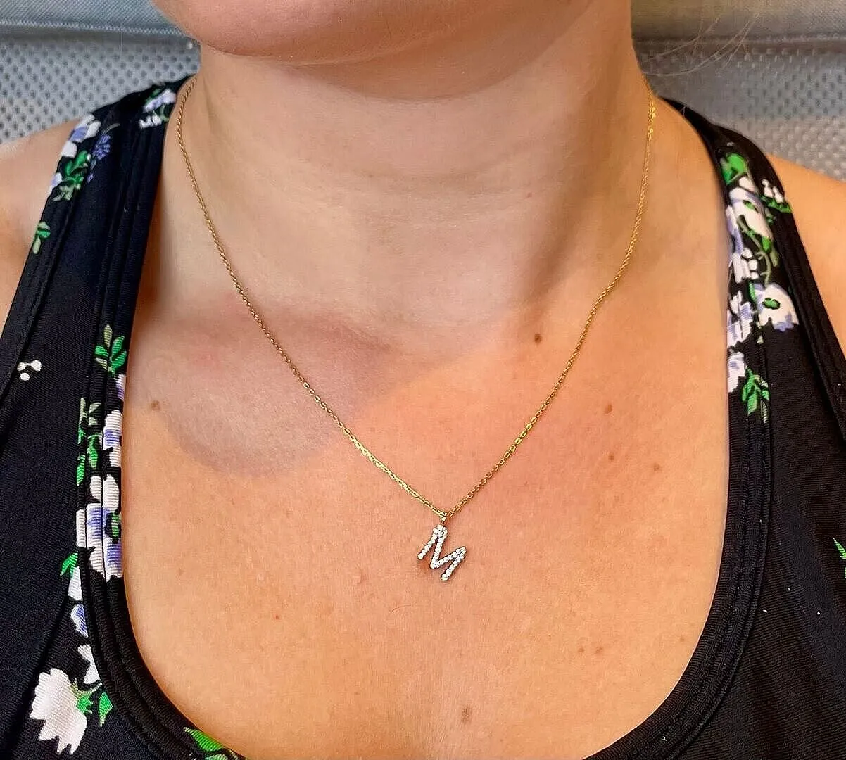 Astrid & Miyu M Initial Pavé collier pendentif doré