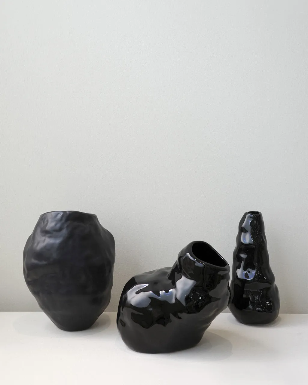 Completedworks Rise and Decline vase noir brillant médium