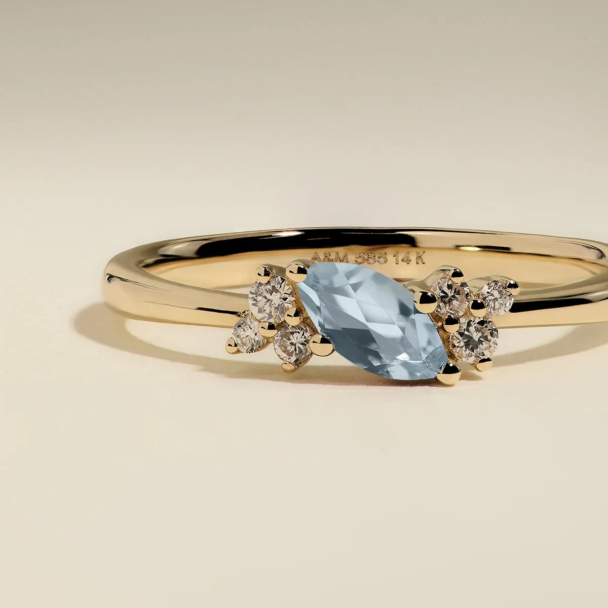 Astrid & Miyu March Milestone bague or aigue-marine