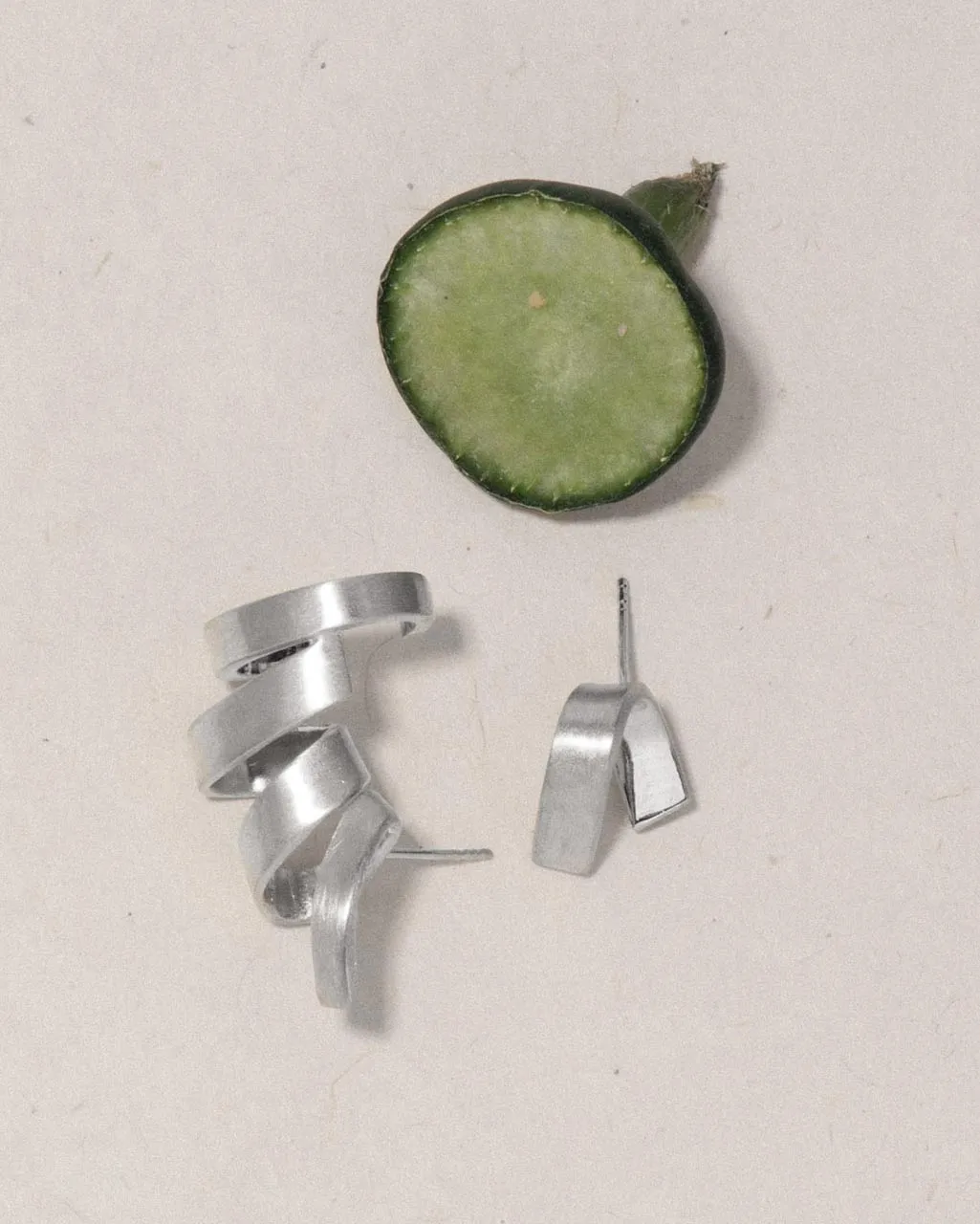 Completedworks Jelly boucles d'oreilles argent dépareillées