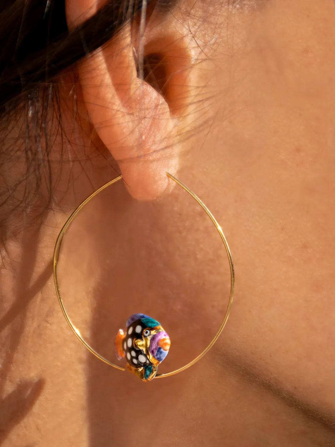 Nach Bijoux poisson tacheté boucles d'oreilles créoles porcelaine