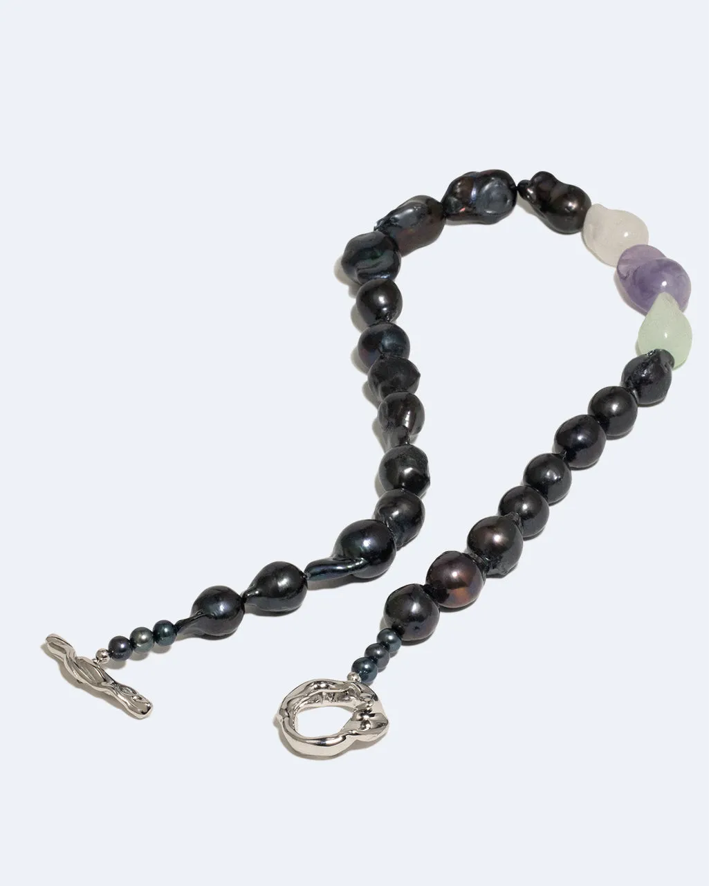 Completedworks Foraging II collier perles résine platine