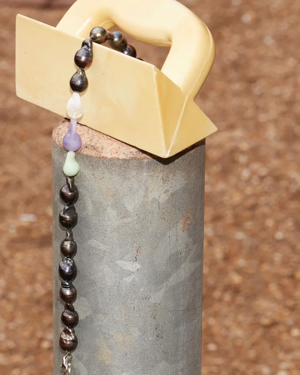 Completedworks Foraging II collier perles résine platine