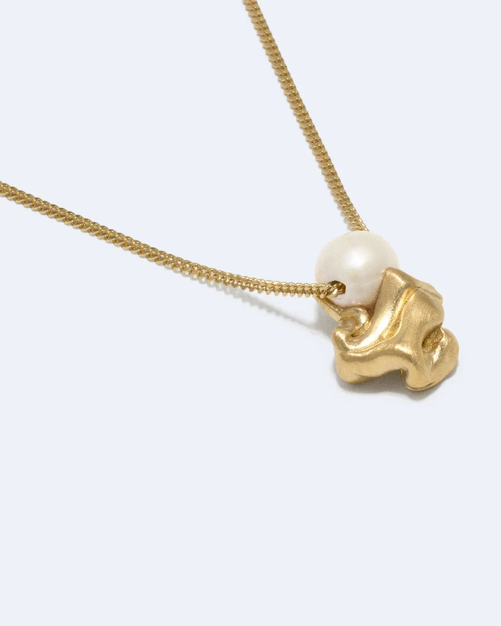 Completedworks Crumple Notsobig collier pendentif perle vermeil