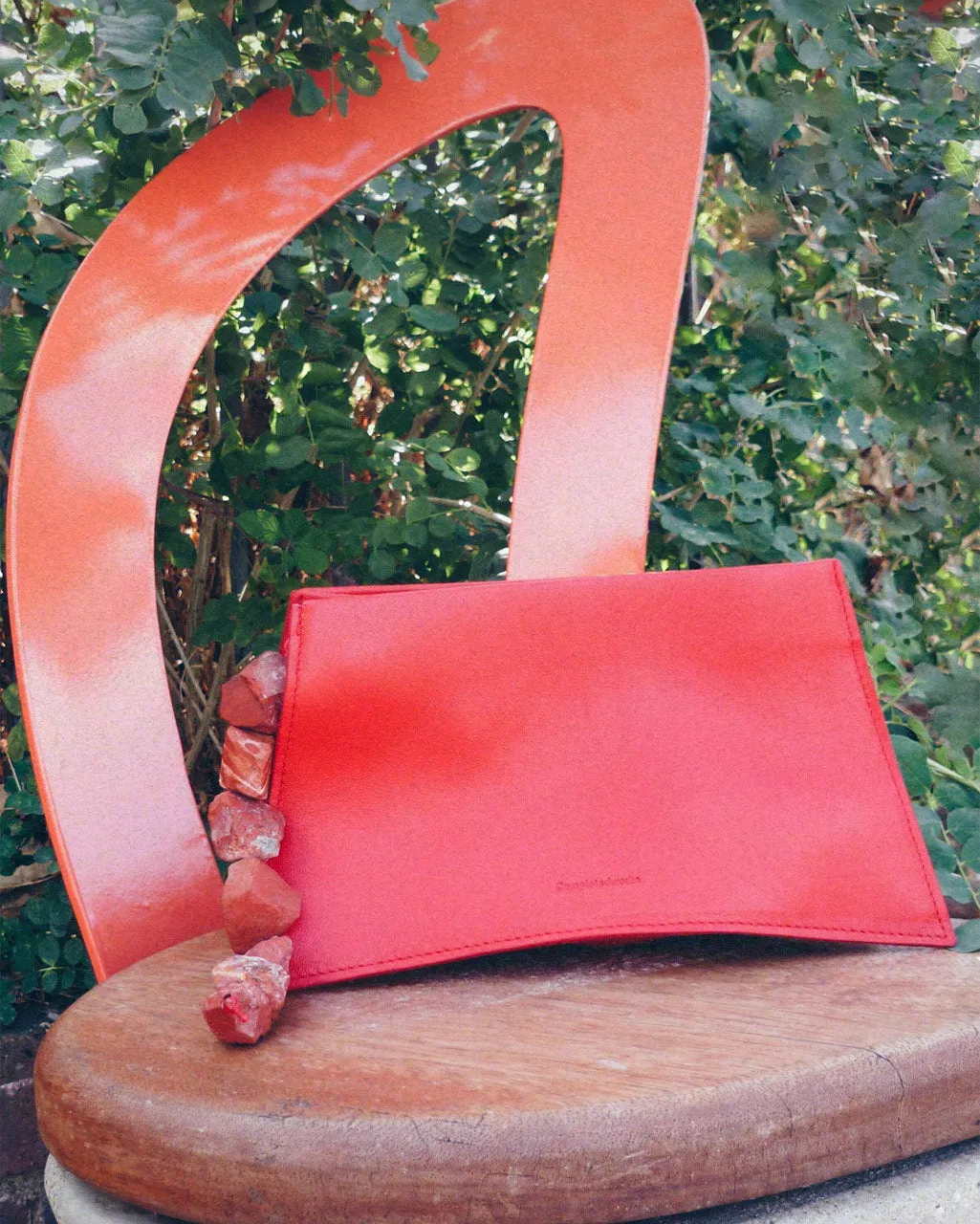 Completedworks The Rough Stone pochette cuir rouge pierre
