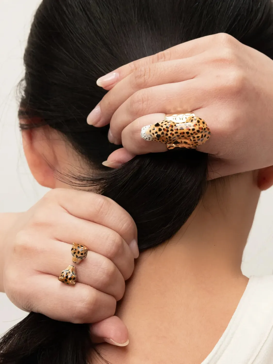 Nach Bijoux léopard couché bague martelée ajustable dorée