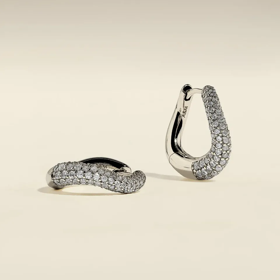 Astrid & Miyu Wave Pavé Crystal créoles argent pavé