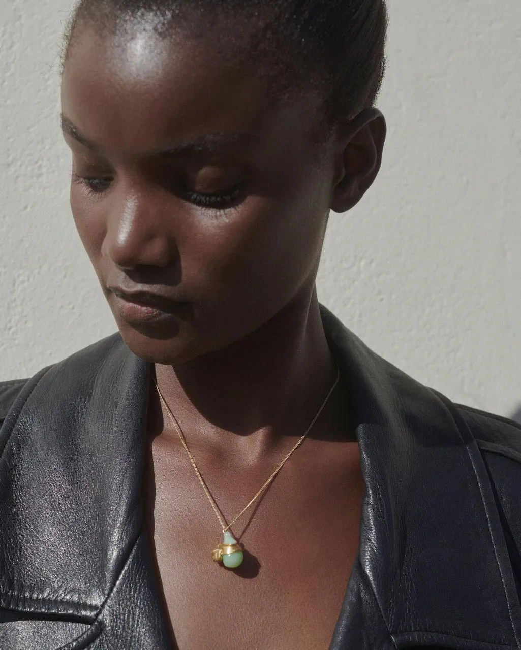 Completedworks Wrapped collier pendentif résine jade doré