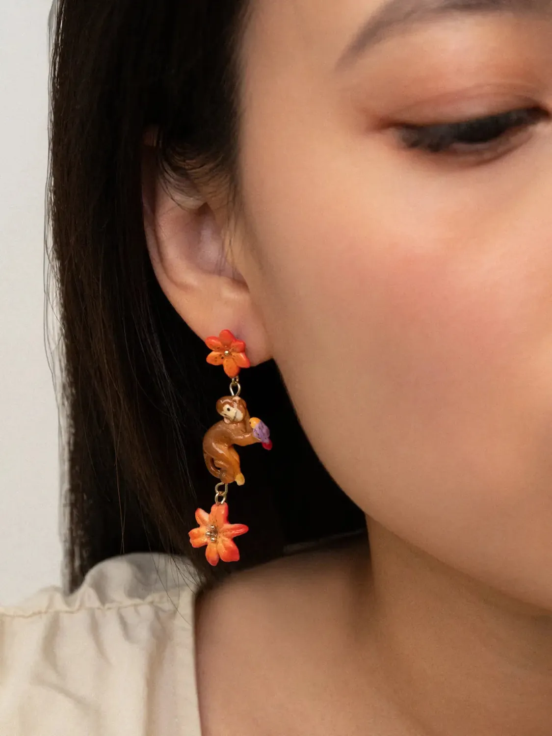 Nach Bijoux lys et singe boucles d'oreilles pendantes porcelaine orange