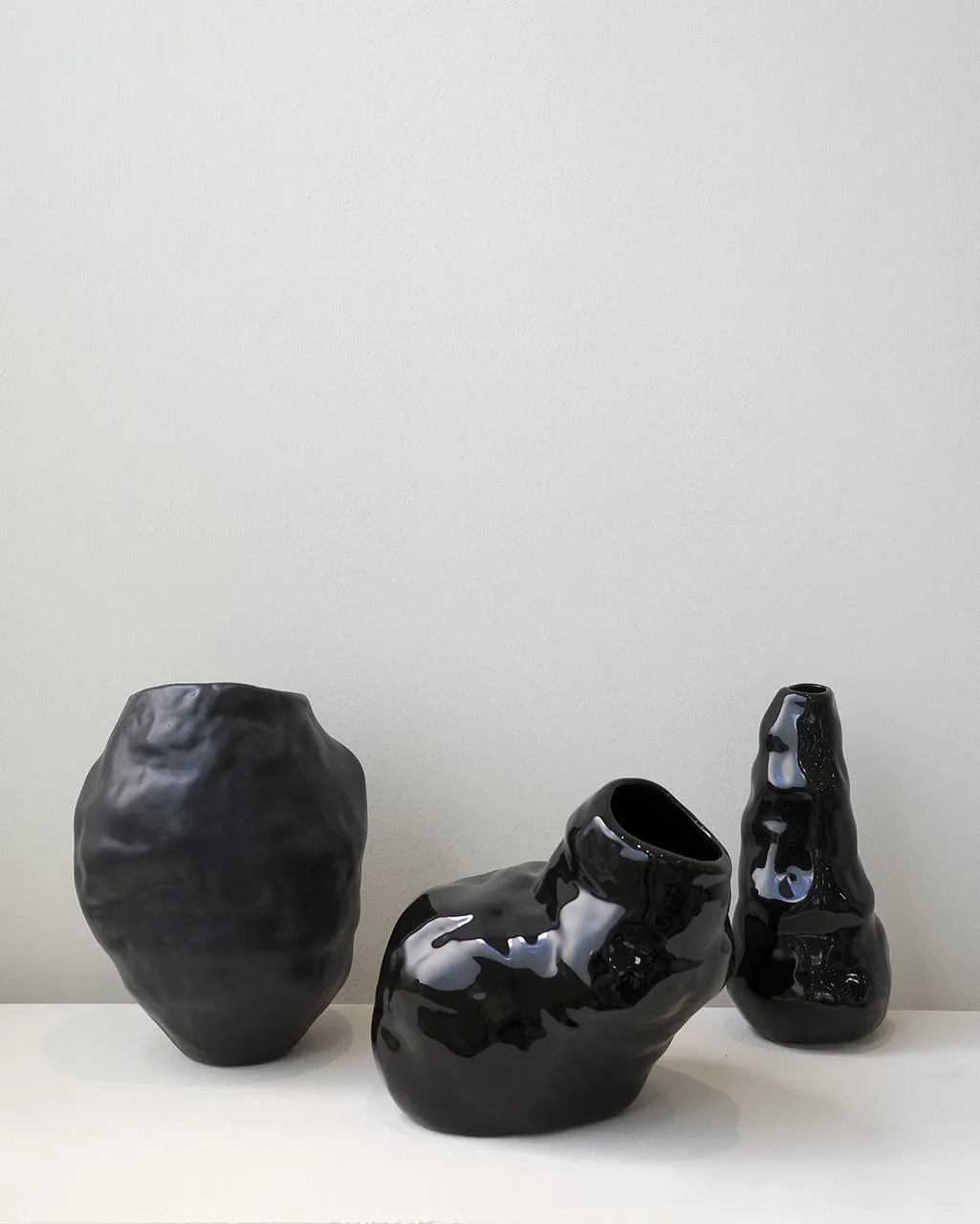 Completedworks Rise and Decline vase noir brillant médium