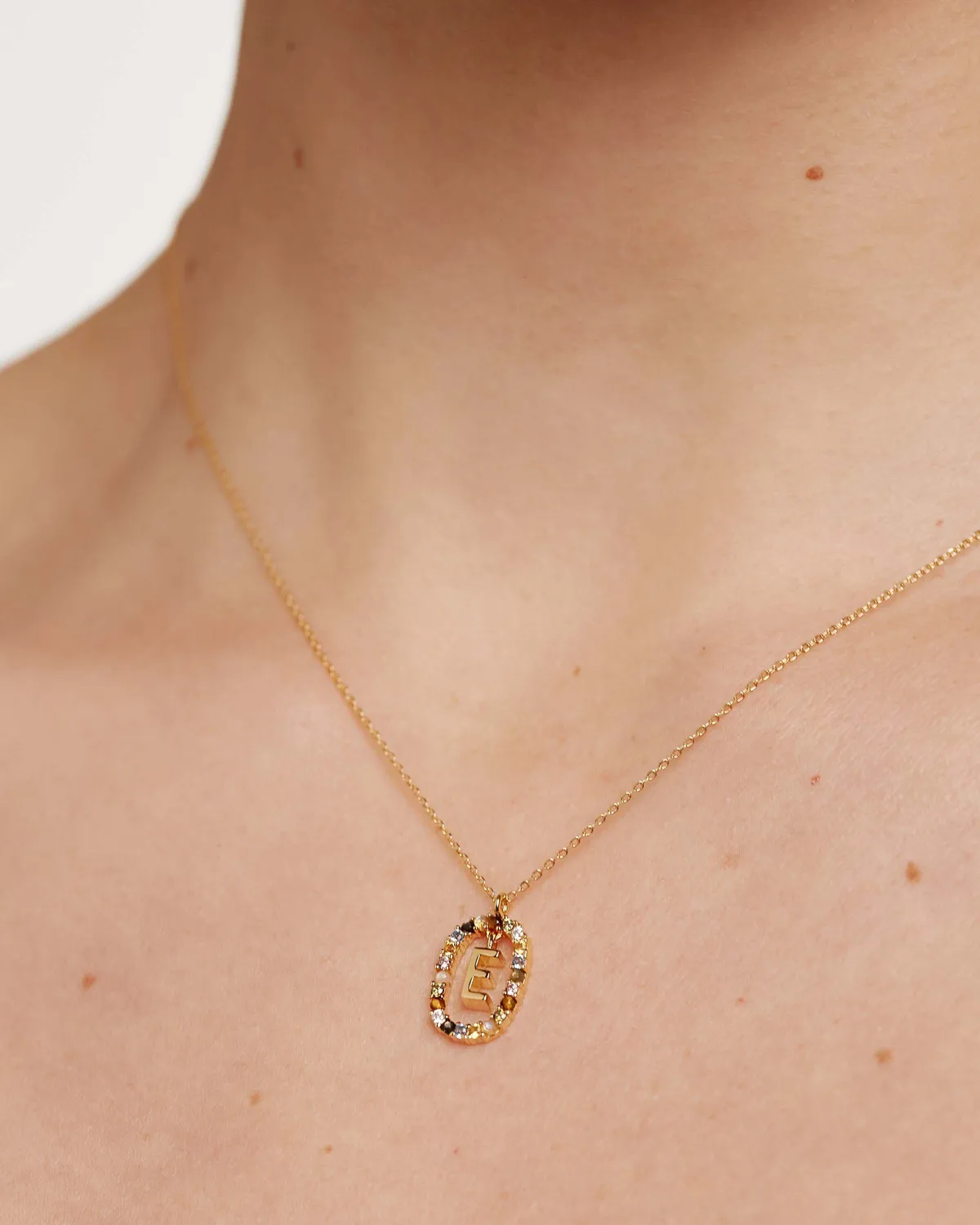 PDPAOLA Lettres E collier plaqué or zirconia