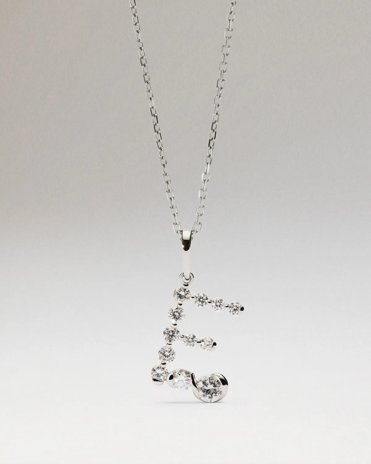 PDPAOLA Initiale E pendentif or blanc diamants