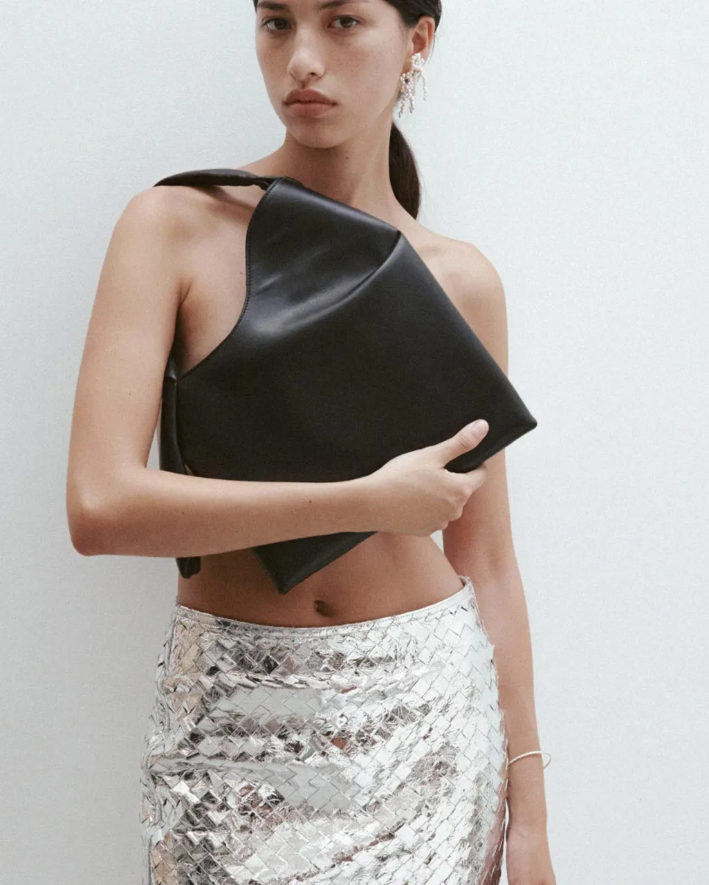 Completedworks The Tuck sac épaule cuir noir