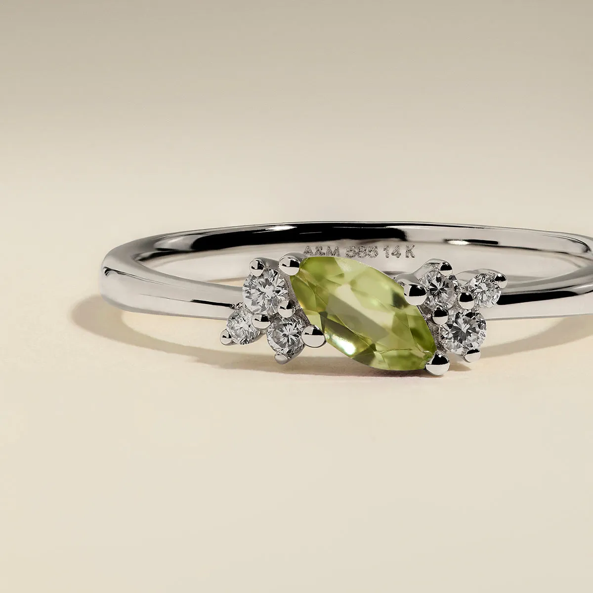 Astrid & Miyu Peridot August Milestone bague or blanc